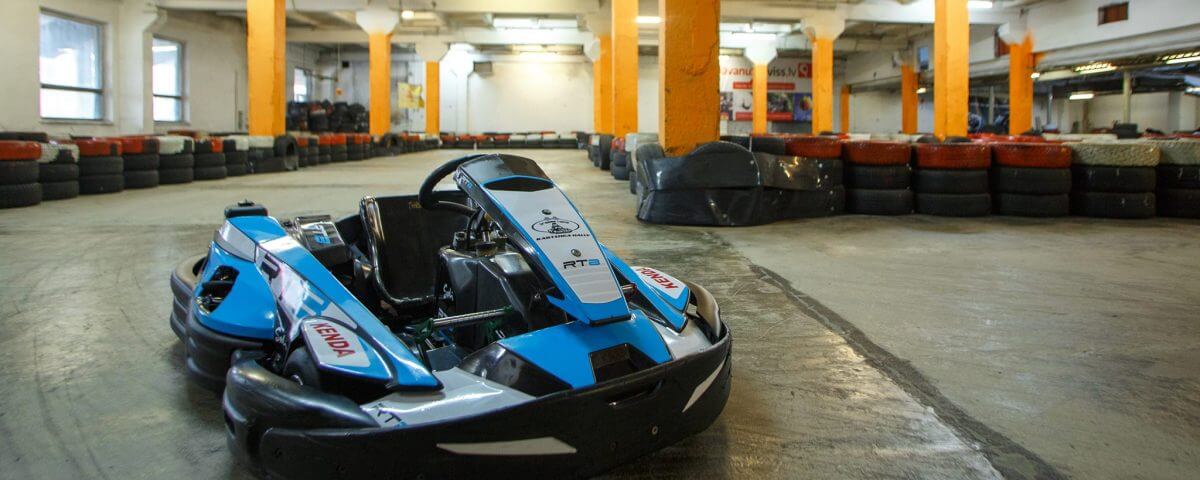 Kartinga halle Preses namsKartinga nams XL Riga Trase ( >300m ) ir veidota ar dažādu ātrumu un sarežģītības posmiem Jaudīgi Sodi RT 8 kartingi prasmīgākiem braucējiem un kartingi bērniem