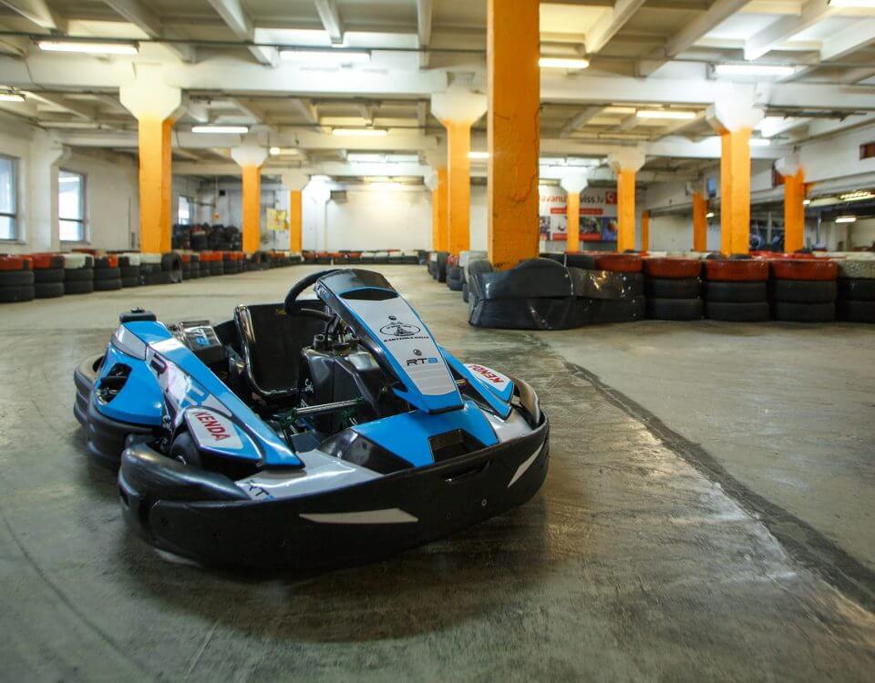 Kartinga halle Preses namsKartinga nams XL Riga Trase ( >300m ) ir veidota ar dažādu ātrumu un sarežģītības posmiem Jaudīgi Sodi RT 8 kartingi prasmīgākiem braucējiem un kartingi bērniem